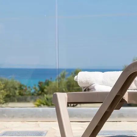 Villa Vista - Beachfront, Garden, Amazing Sea View *