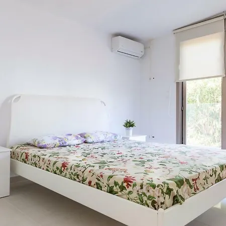 Villa Vista - Beachfront, Garden, Amazing Sea View Polychrono