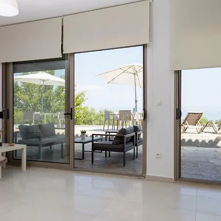 Villa Vista - Beachfront, Garden, Amazing Sea View Polychrono